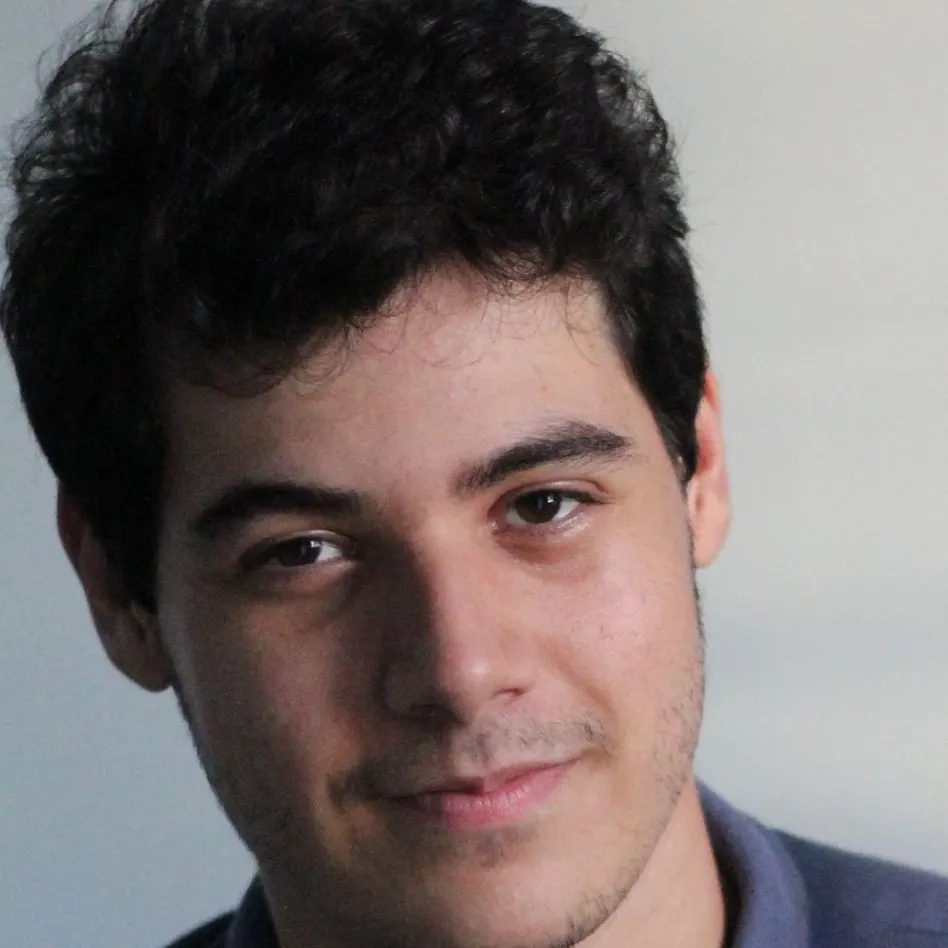 Lorran Sebastian, psicólogo clínico, de camisa polo azul