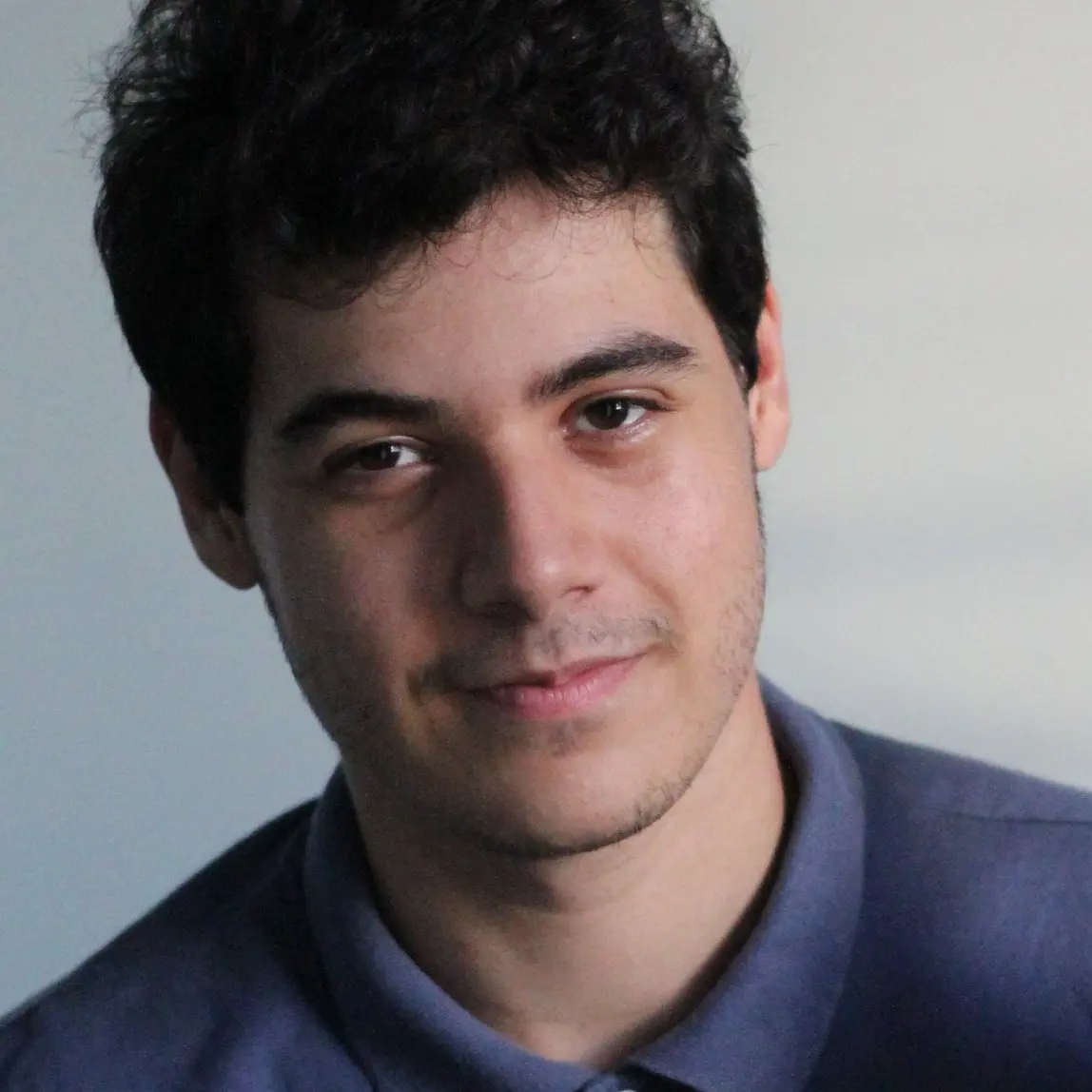 Lorran Sebastian, psicólogo clínico, de camisa polo azul